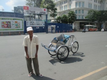 cyclo-pousse devant l'opéra Saigon